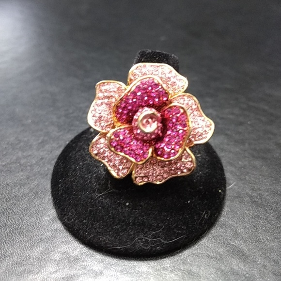 Jewelry - *Sale* Pink rhinestone rose ring